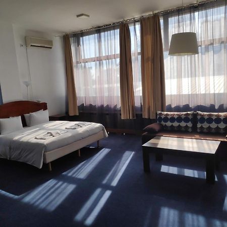 Hostel Log Inn Скопие Екстериор снимка