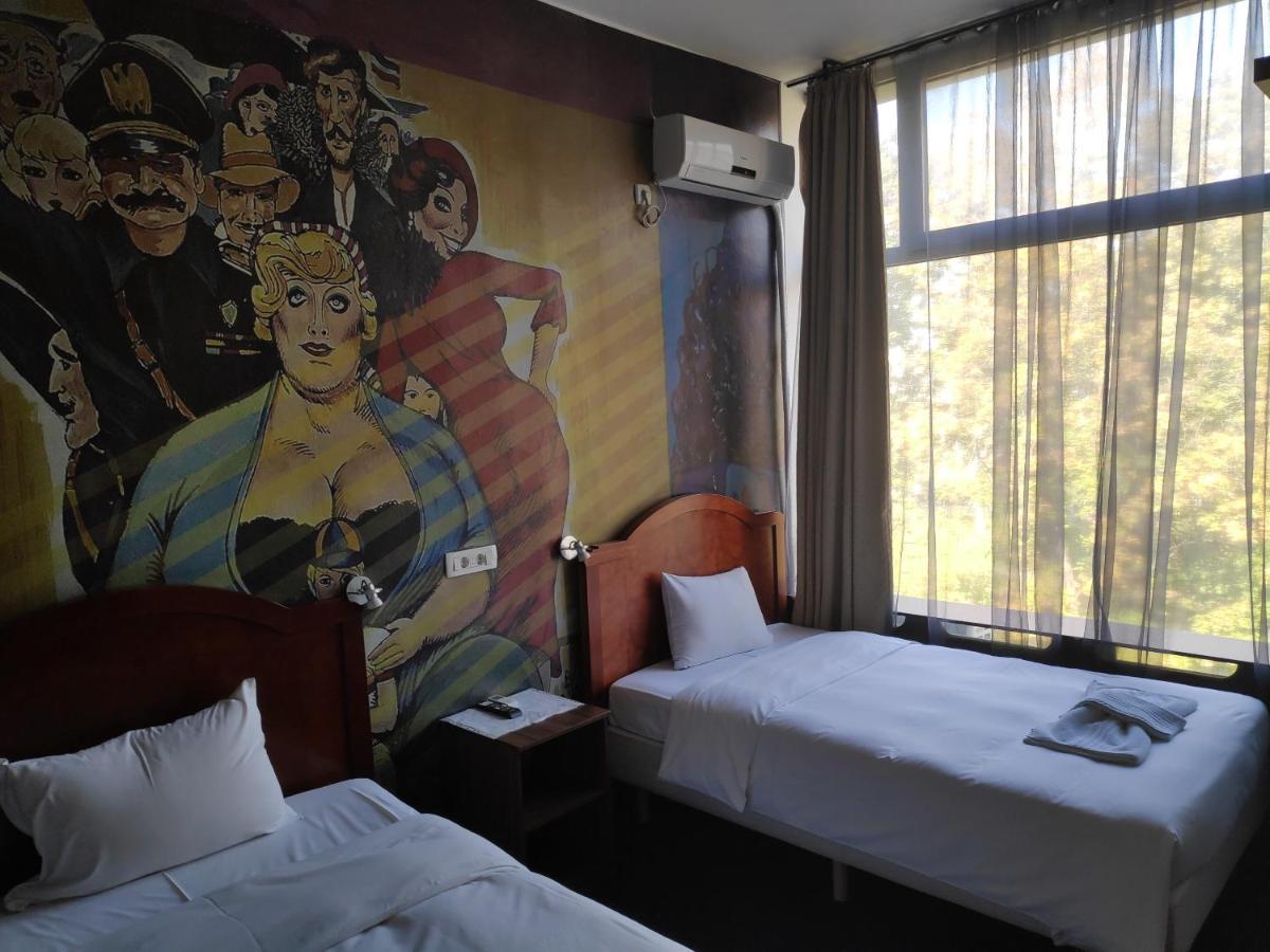 Hostel Log Inn Скопие Екстериор снимка