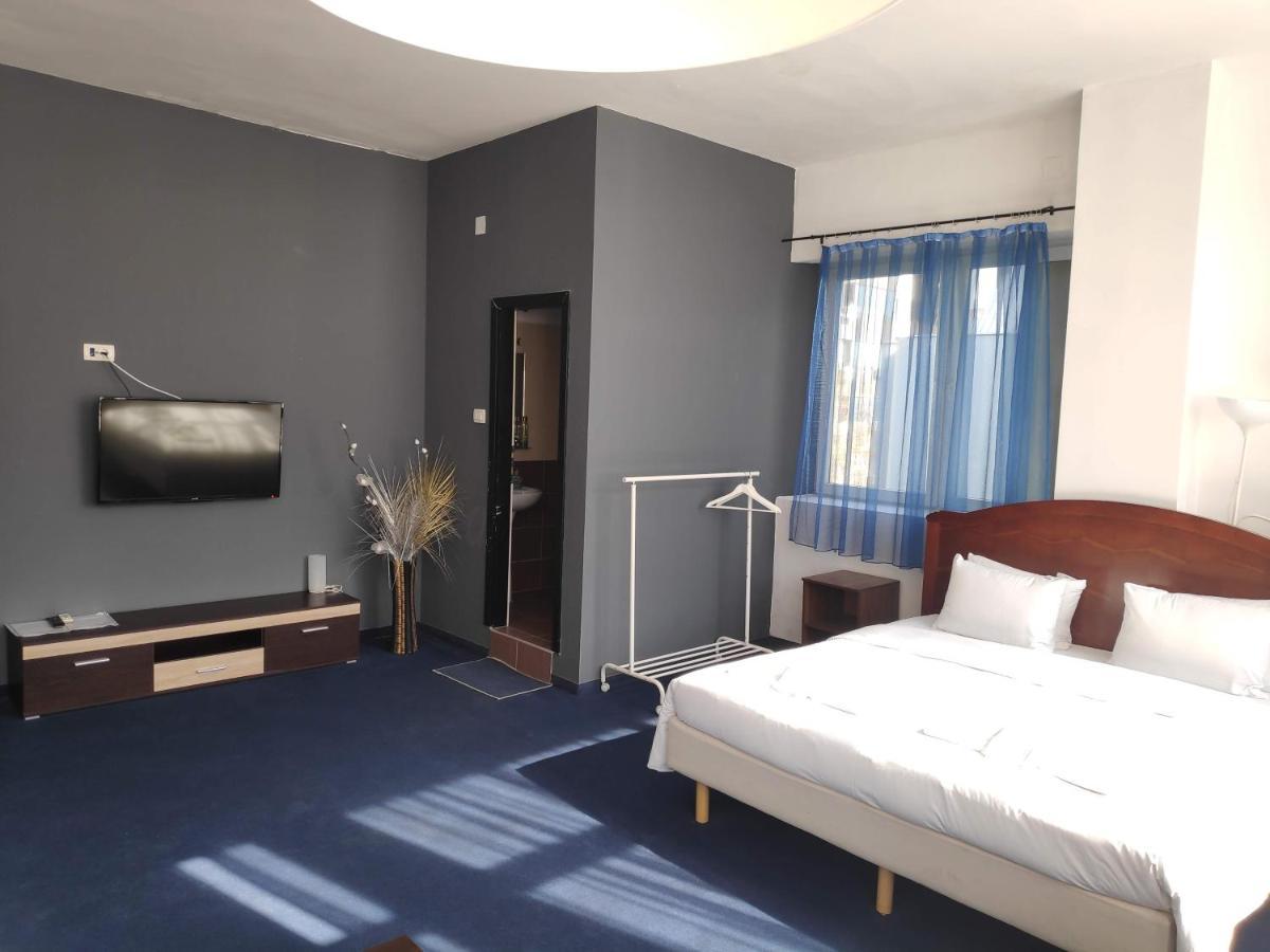 Hostel Log Inn Скопие Екстериор снимка