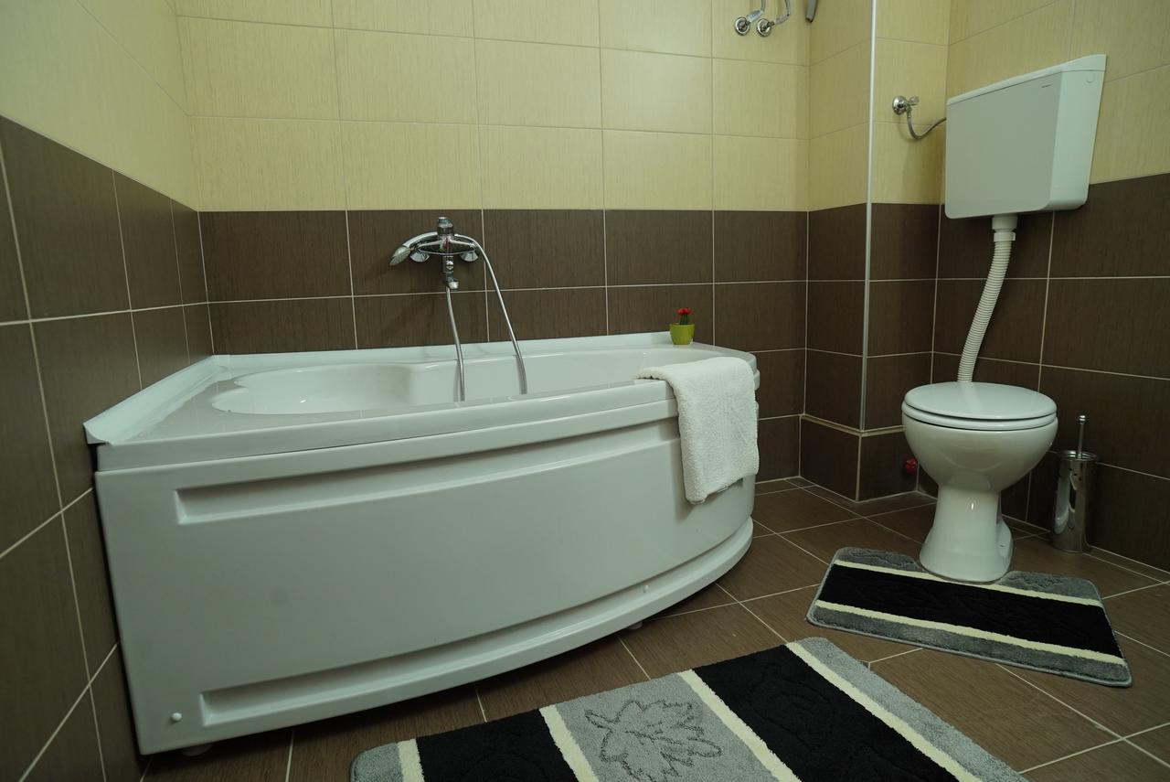 Hostel Log Inn Скопие Екстериор снимка