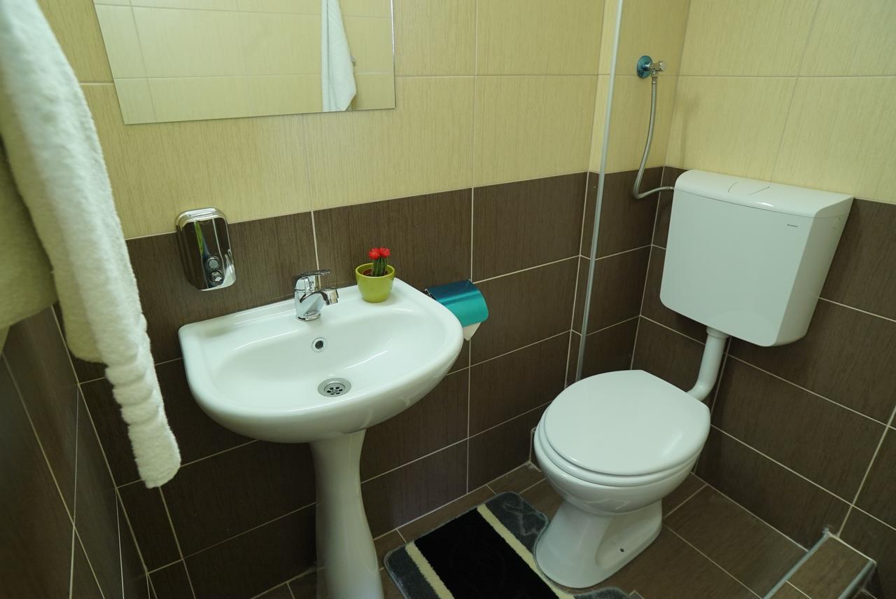 Hostel Log Inn Скопие Екстериор снимка