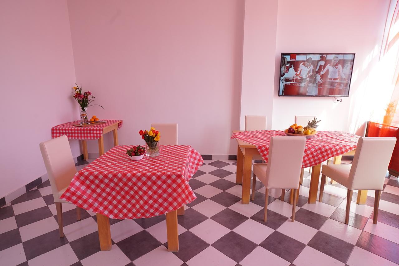 Hostel Log Inn Скопие Екстериор снимка