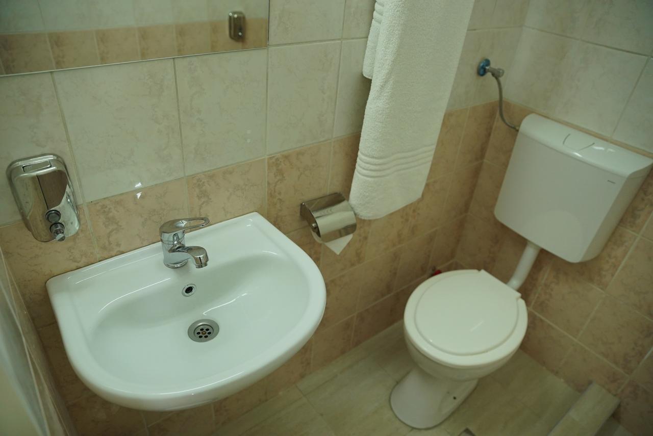 Hostel Log Inn Скопие Екстериор снимка