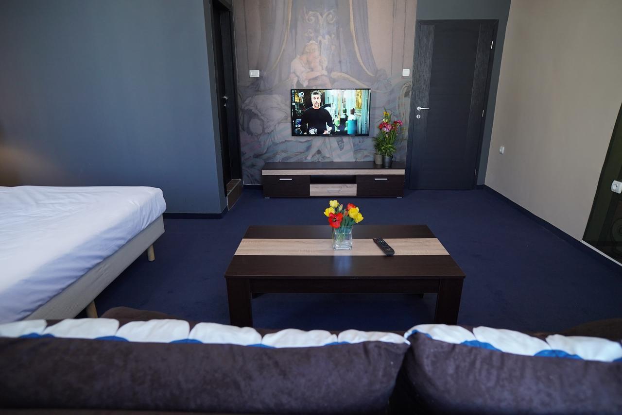 Hostel Log Inn Скопие Екстериор снимка