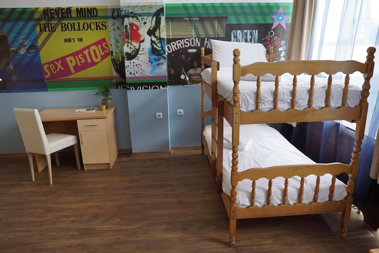 Hostel Log Inn Скопие Екстериор снимка